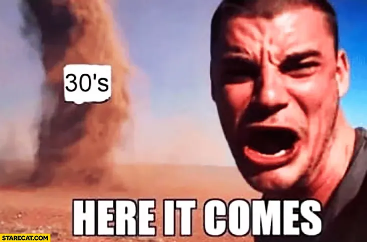 Mème d’un homme paniqué face à une tornade avec le texte « 30’s, here it comes »