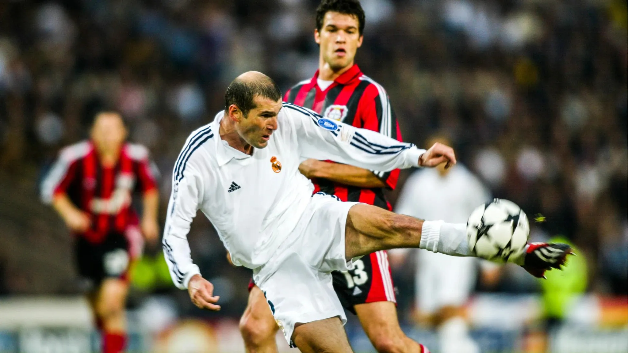 Photo de Zidane effectuant une reprise de volée contre le Bayer Leverkusen.