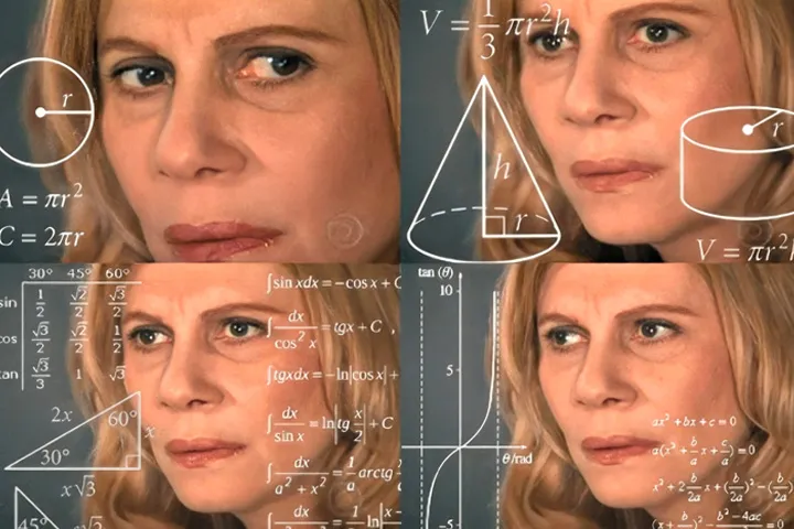 Meme montrant une femme avec des formule de maths qu'elle ne semble pas comprendre