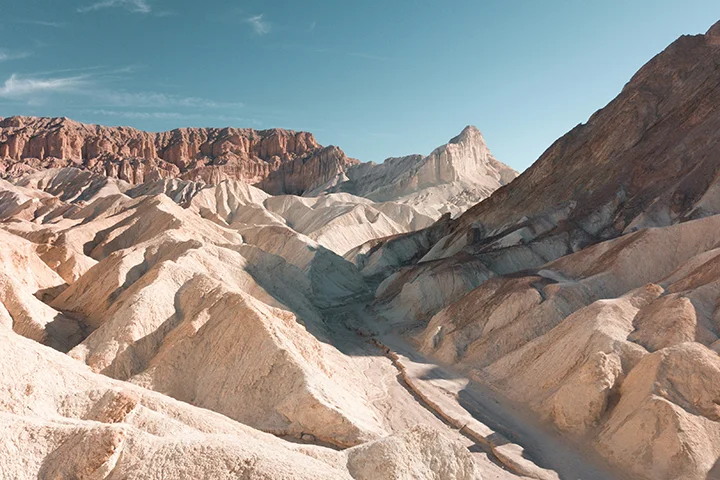 Des montagnes désertiques avec un chemin.